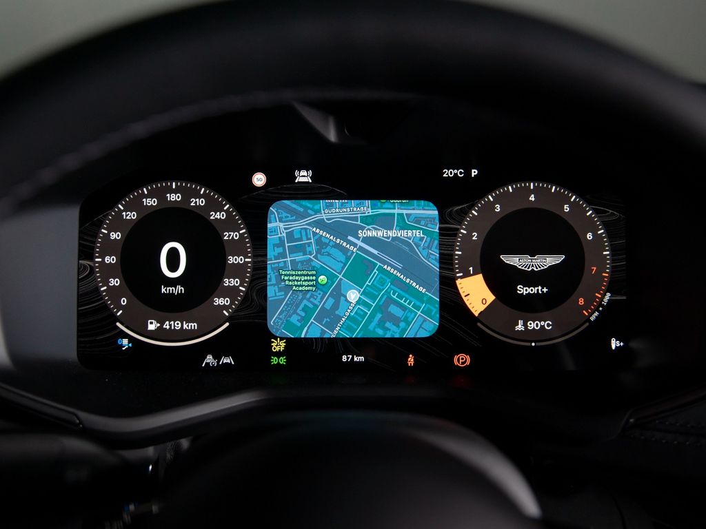 Aston Martin DBX 2025