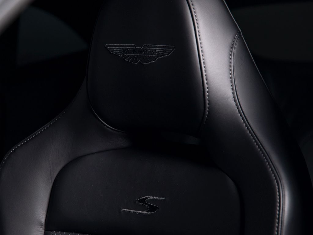 Aston Martin DBX 2025