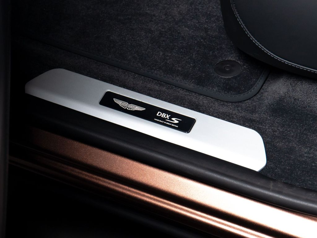 Aston Martin DBX 2025