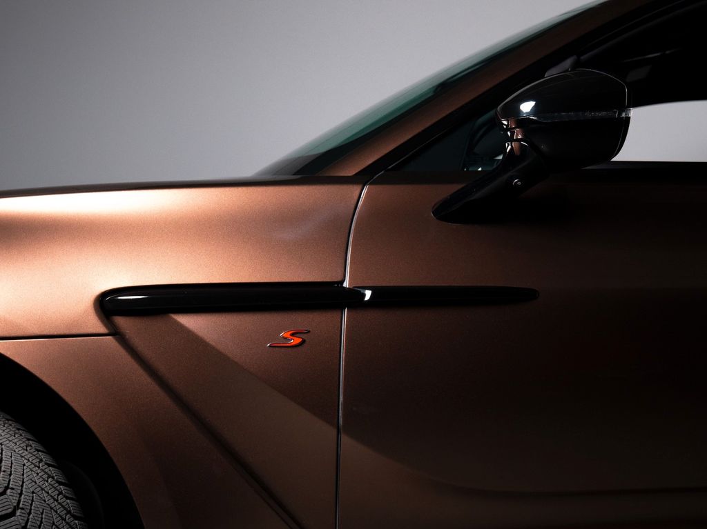 Aston Martin DBX 2025