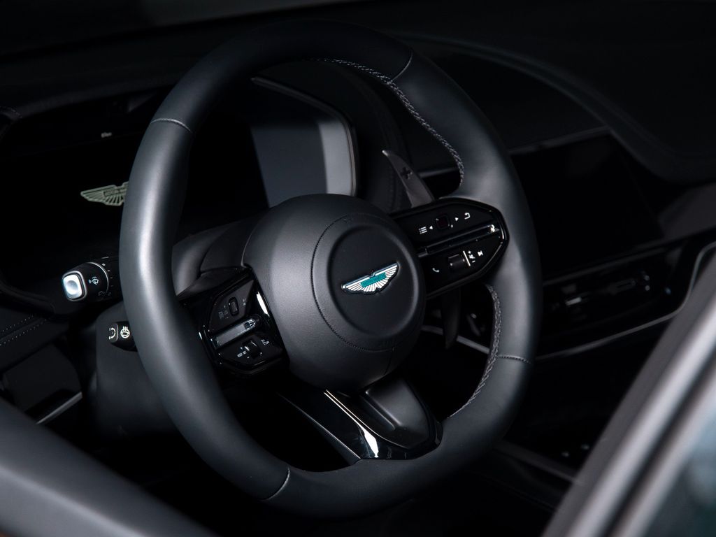 Aston Martin DBX 2025