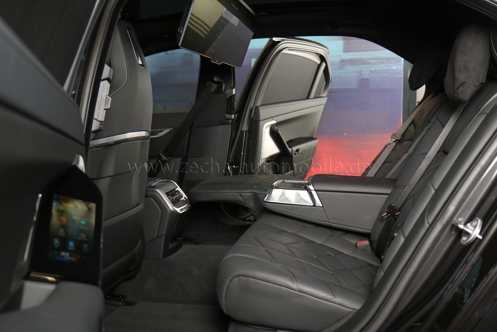 BMW 750 2024