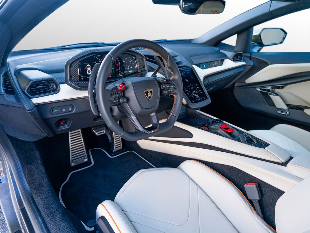 Lamborghini Revuelto 2024