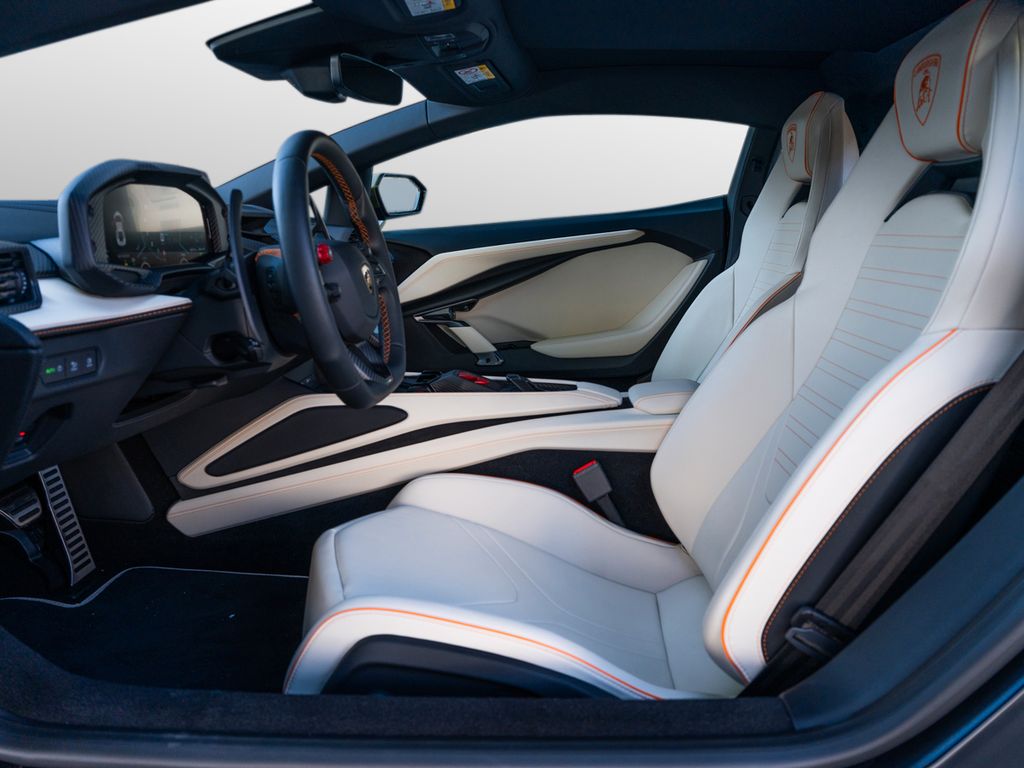 Lamborghini Revuelto 2024