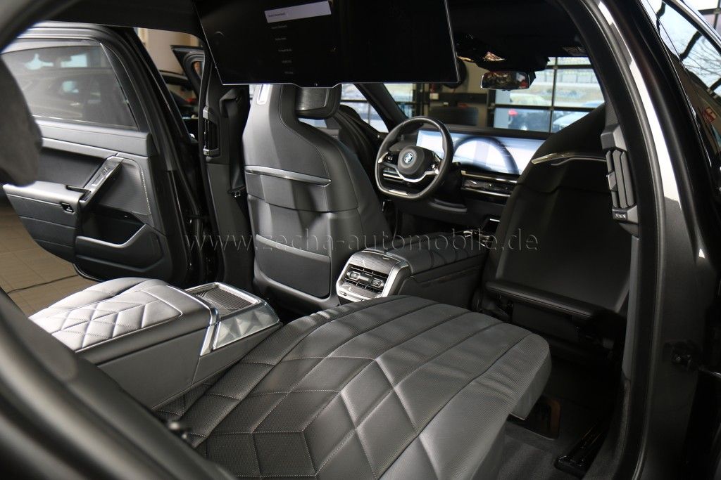 BMW 750 2024