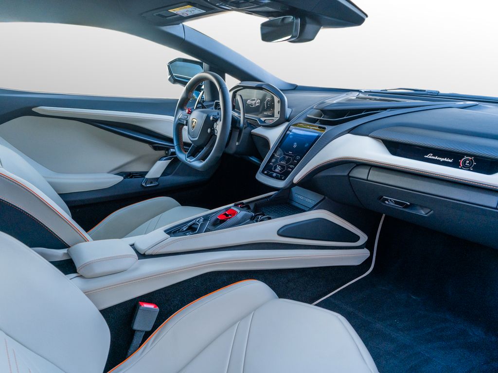 Lamborghini Revuelto 2024