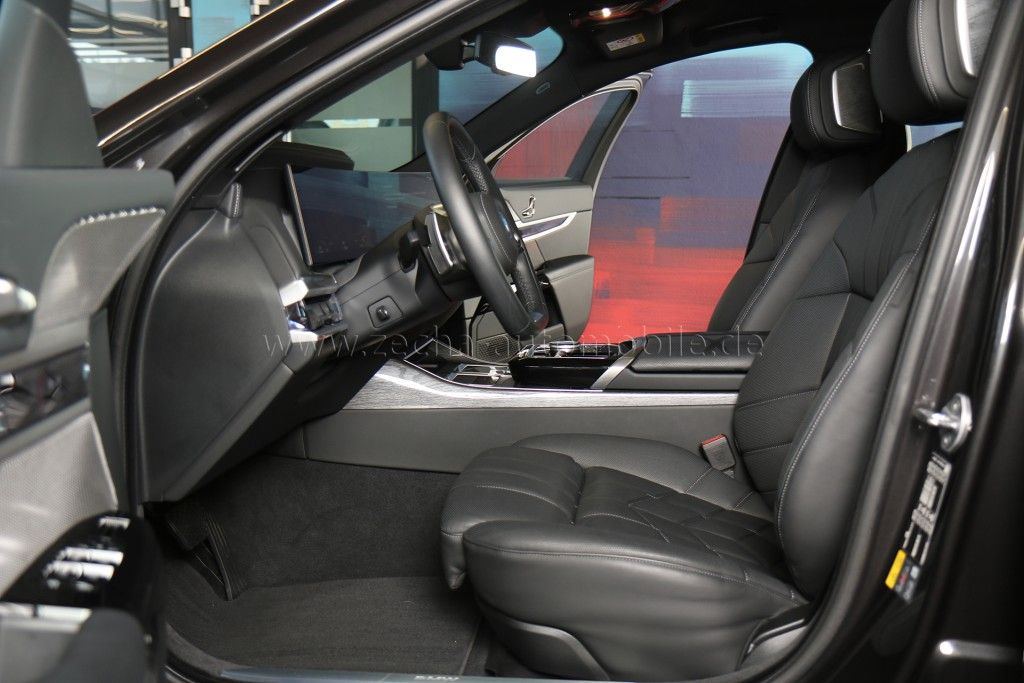 BMW 750 2024