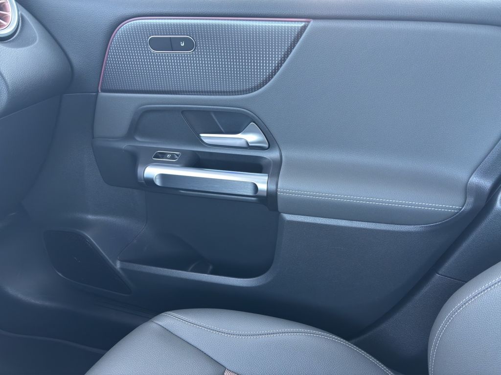 Mercedes-Benz EQB 2022