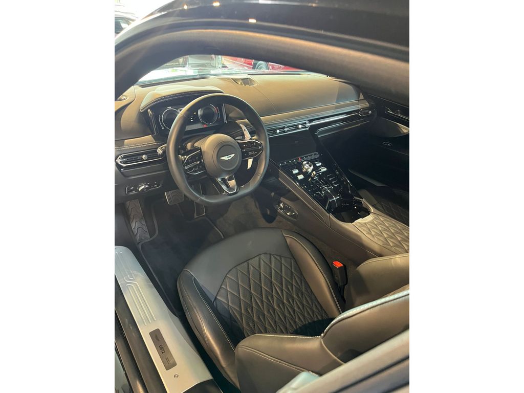 Aston Martin DB12 2025