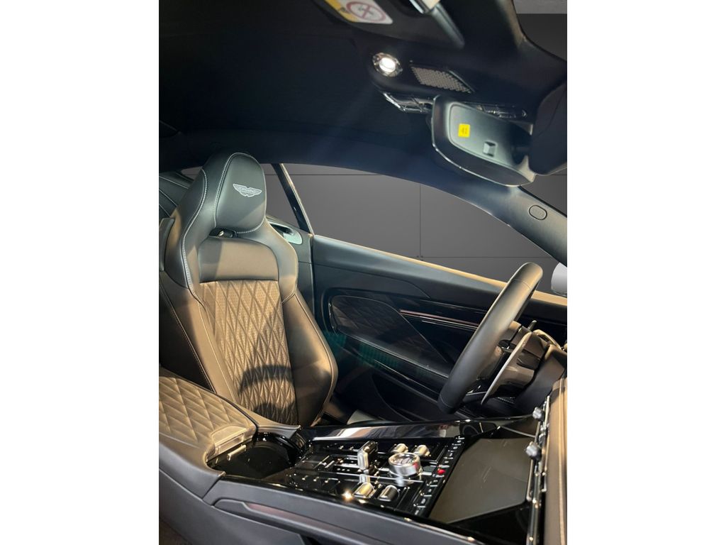 Aston Martin DB12 2025