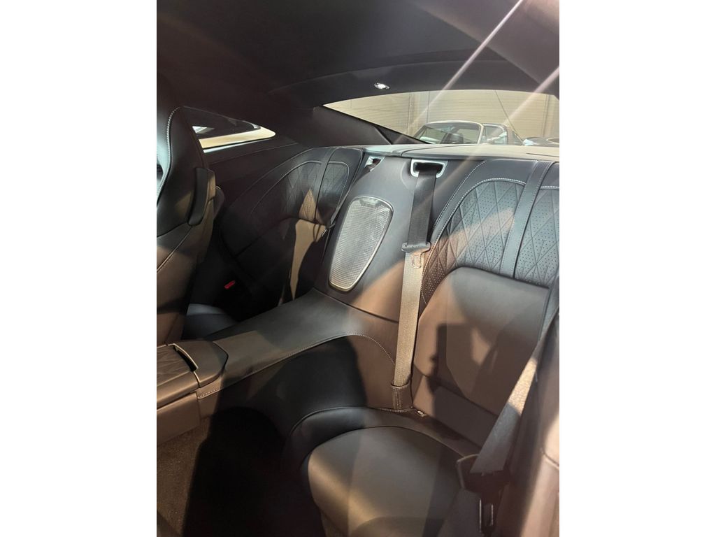 Aston Martin DB12 2025