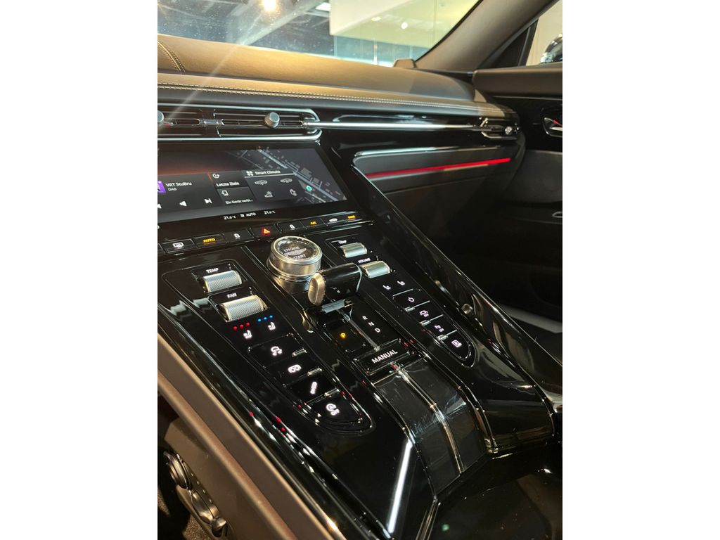 Aston Martin DB12 2025