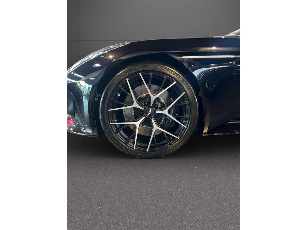 Aston Martin DB12 2025