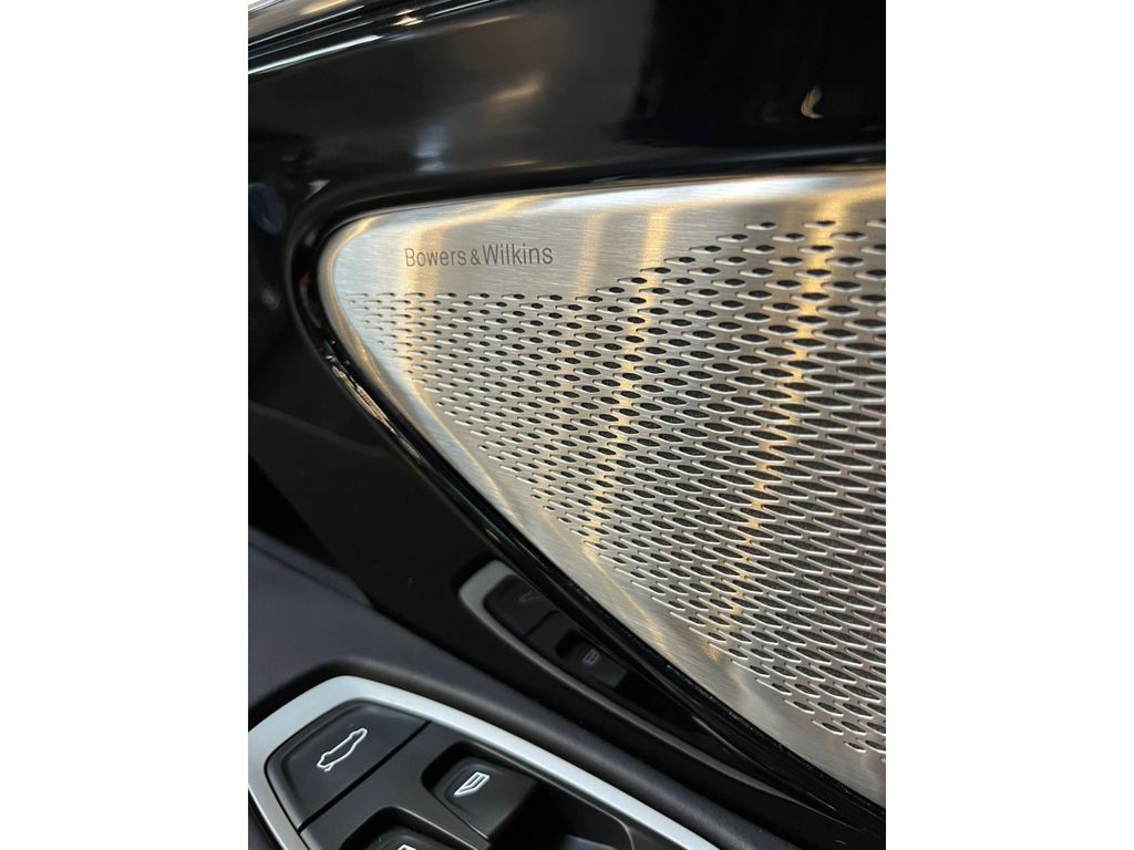 Aston Martin DB12 2025