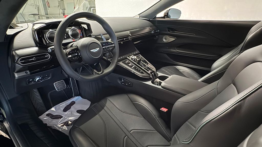 Aston Martin V8 Vantage 2025