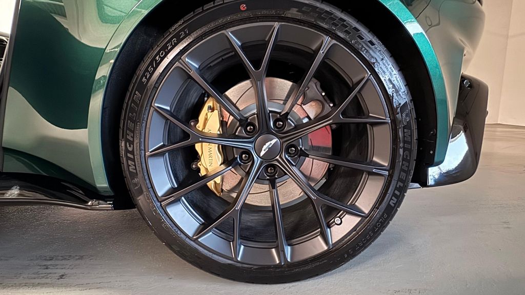 Aston Martin V8 Vantage 2025