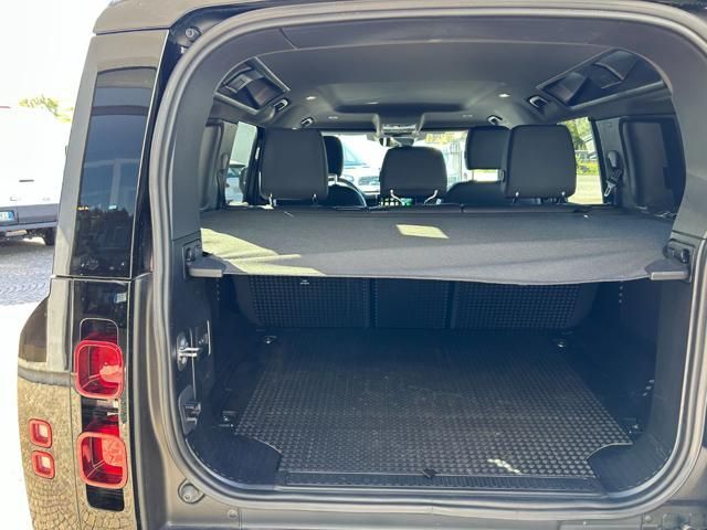 Land Rover Defender 2024