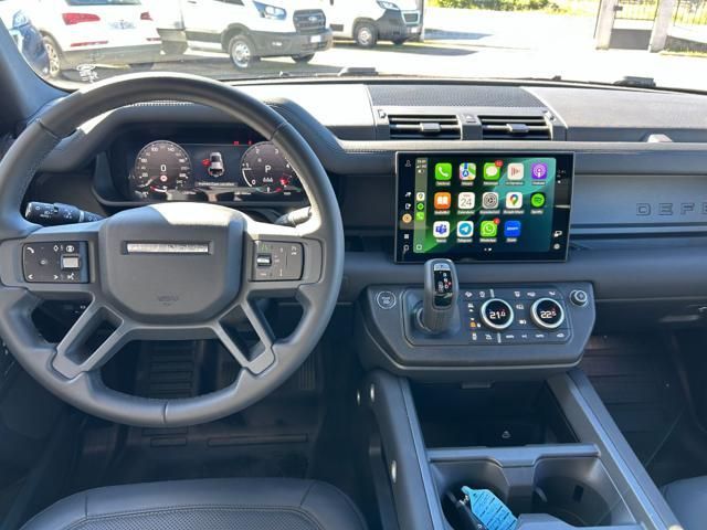 Land Rover Defender 2024