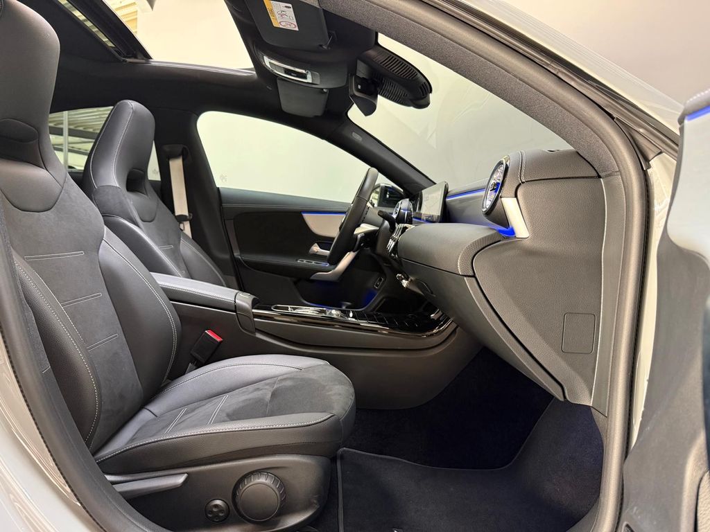 Mercedes-Benz CLA 200 2025