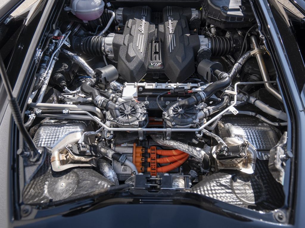 Lamborghini Revuelto 2025