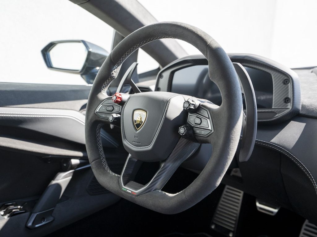 Lamborghini Revuelto 2025