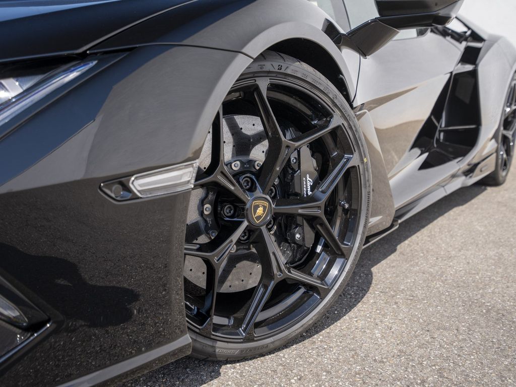 Lamborghini Revuelto 2025