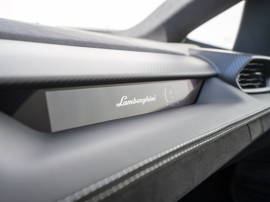 Lamborghini Revuelto 2025