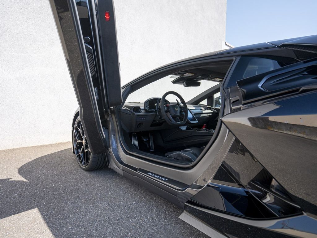 Lamborghini Revuelto 2025
