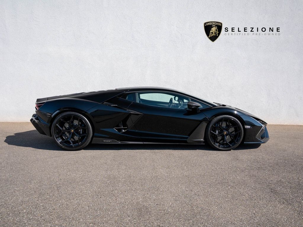 Lamborghini Revuelto 2025