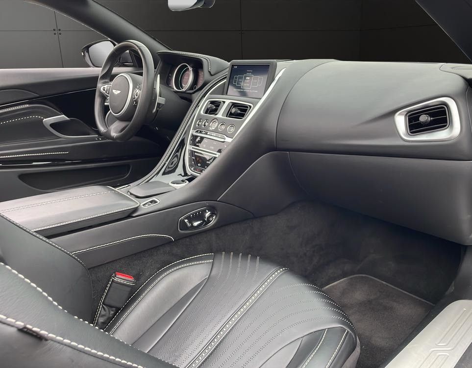 Aston Martin DB11 2018