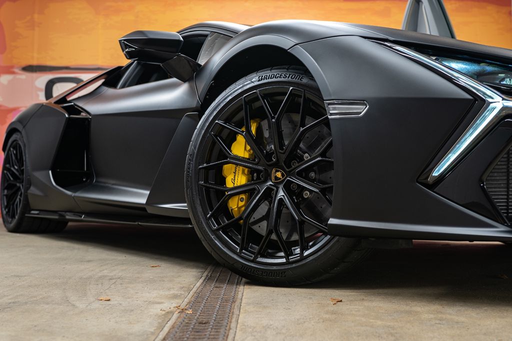 Lamborghini Revuelto