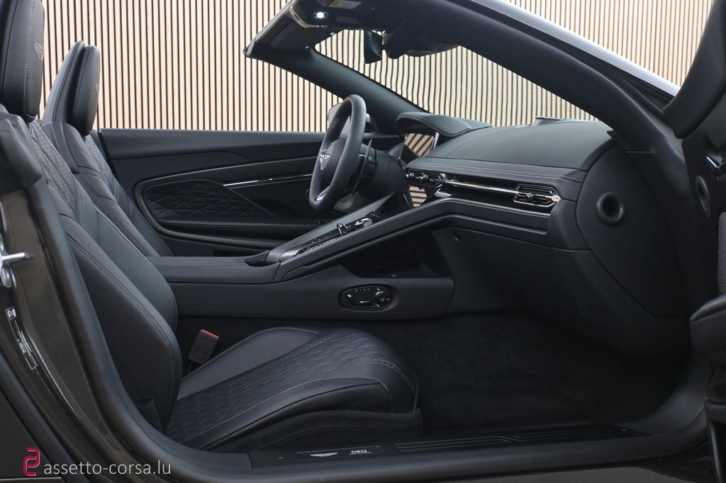 Aston Martin DB12 2025