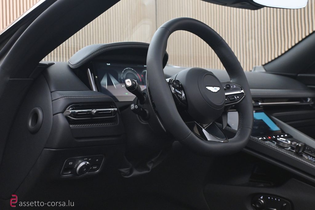 Aston Martin DB12 2025