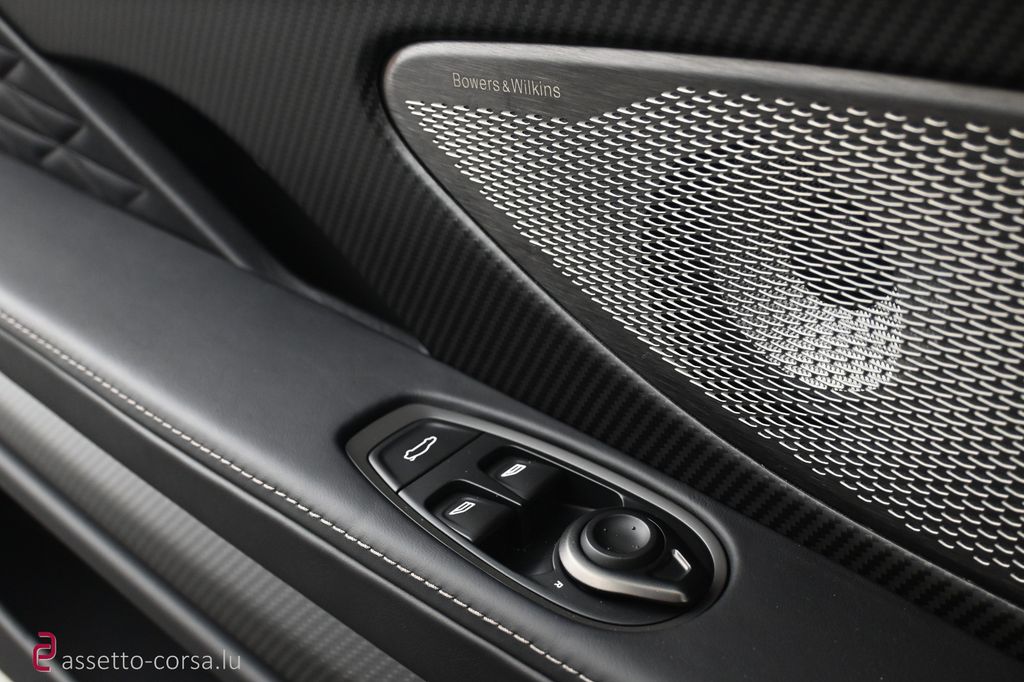 Aston Martin DB12 2025