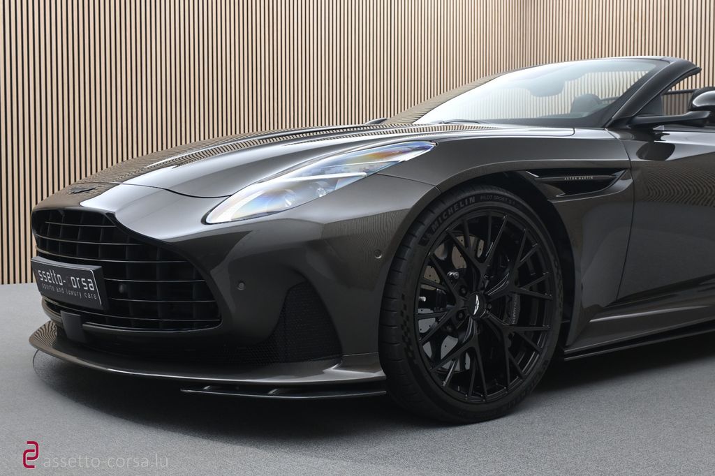 Aston Martin DB12 2025