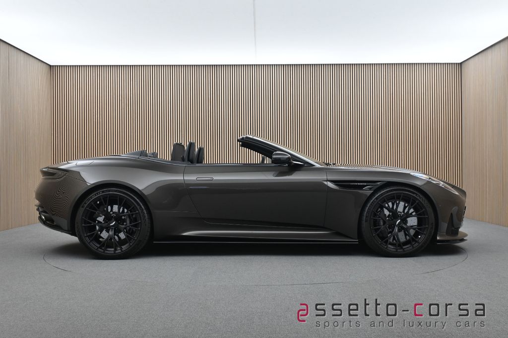 Aston Martin DB12 2025