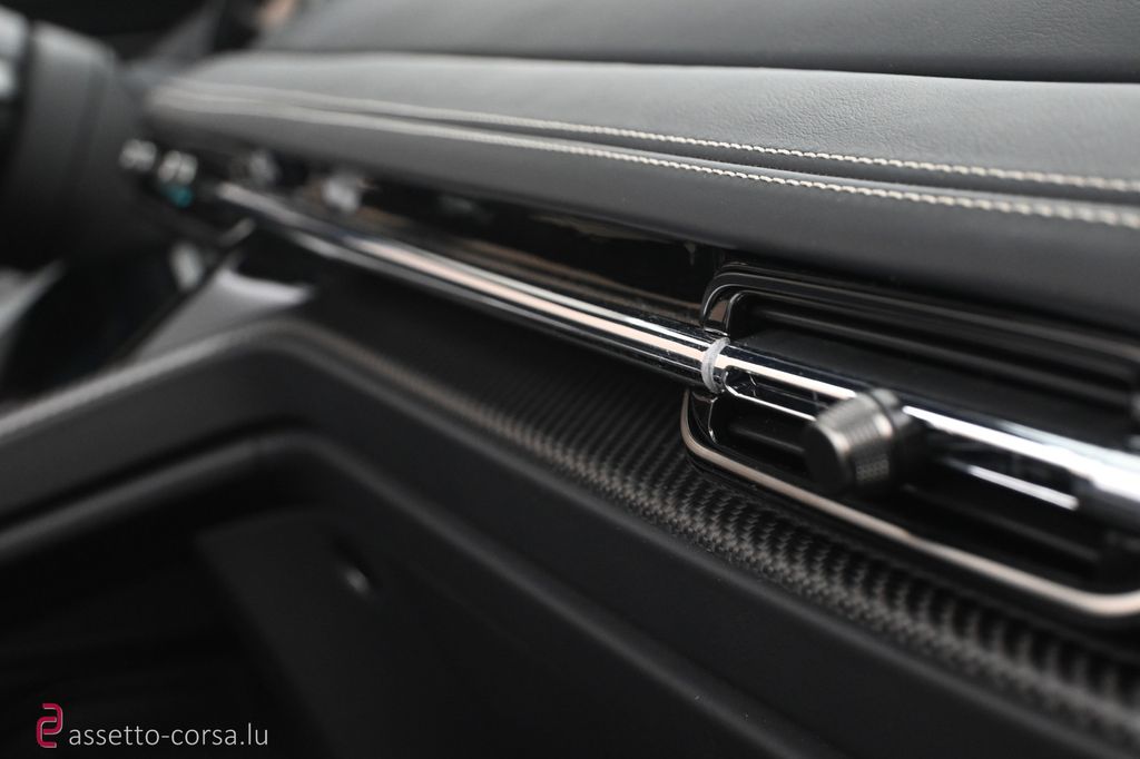 Aston Martin DB12 2025