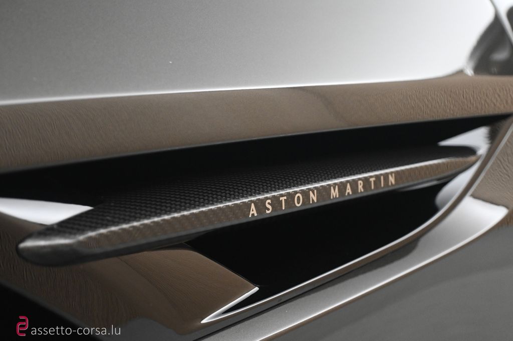 Aston Martin DB12 2025