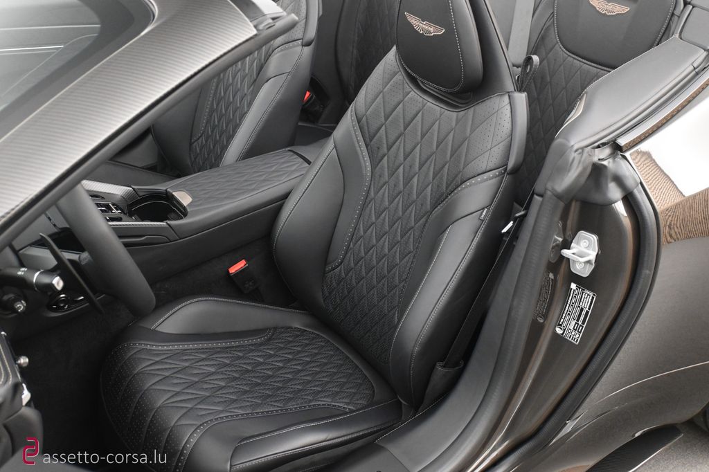 Aston Martin DB12 2025