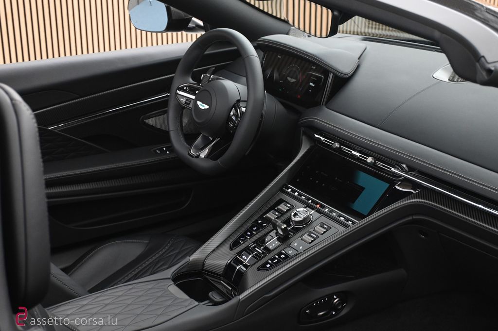 Aston Martin DB12 2025