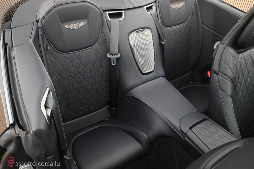 Aston Martin DB12 2025