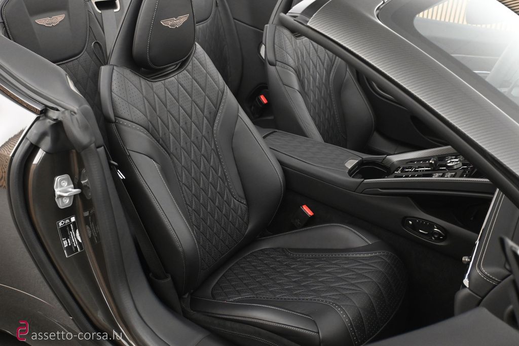 Aston Martin DB12 2025