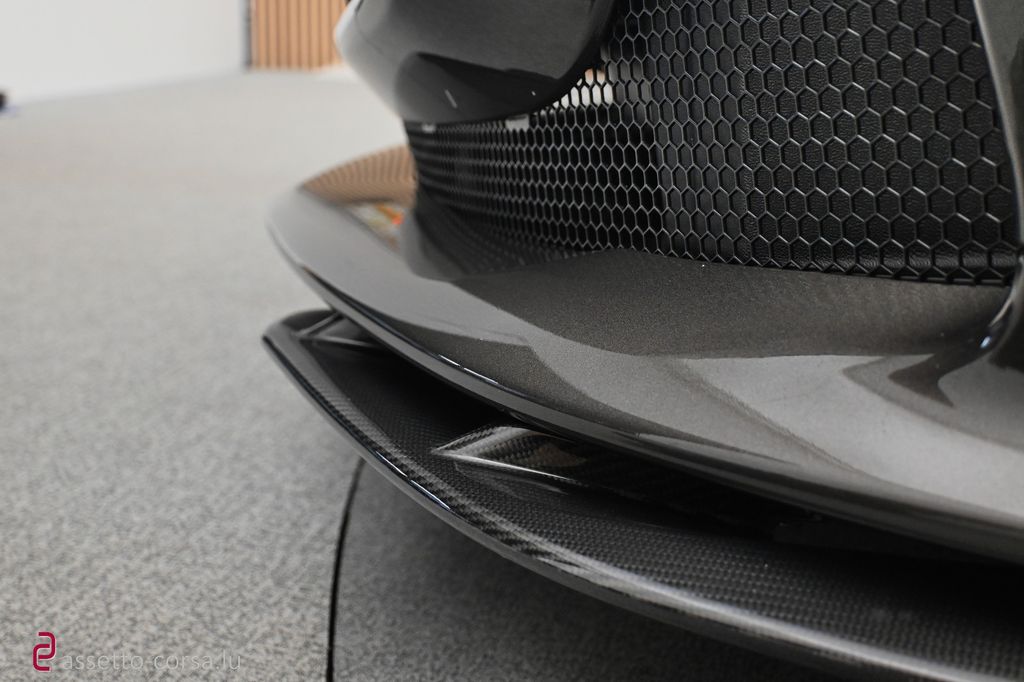 Aston Martin DB12 2025