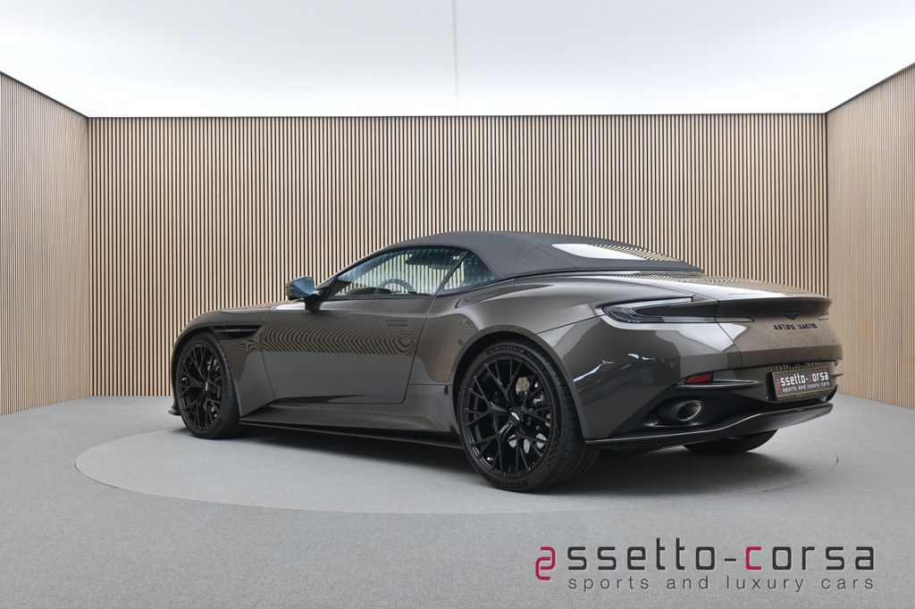 Aston Martin DB12 2025