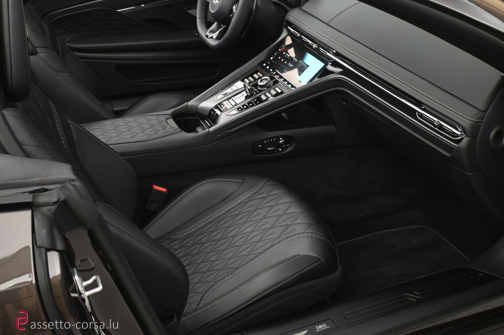 Aston Martin DB12 2025