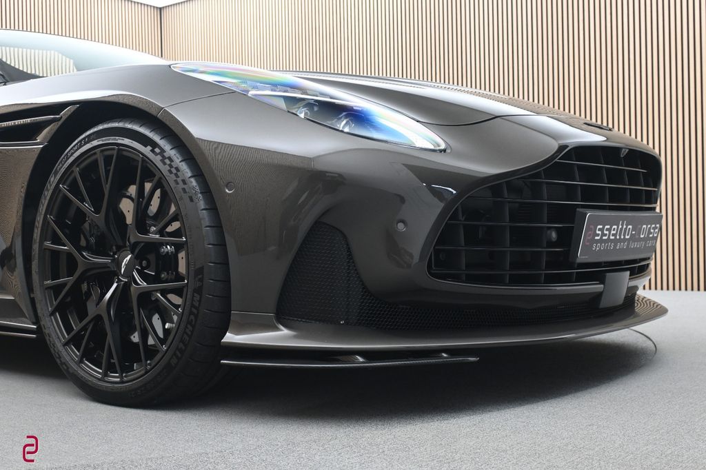 Aston Martin DB12 2025