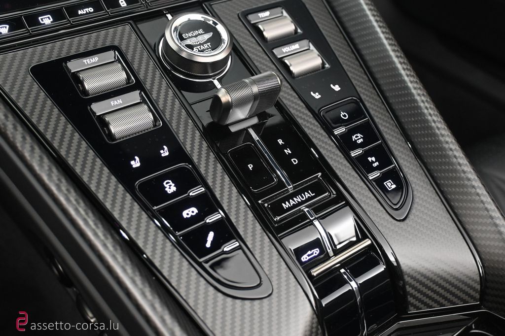 Aston Martin DB12 2025