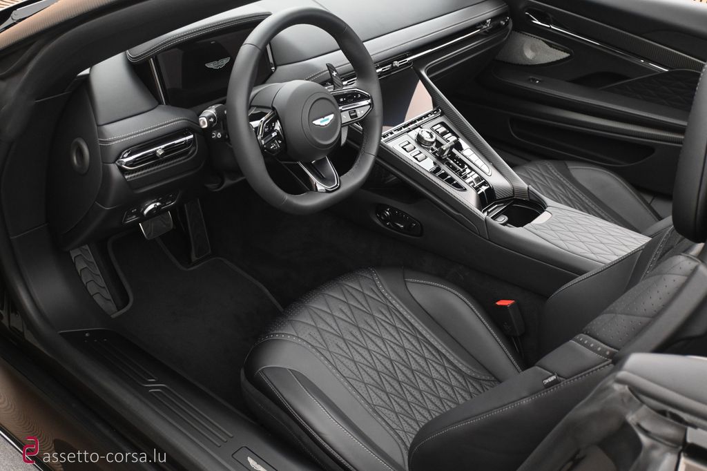 Aston Martin DB12 2025