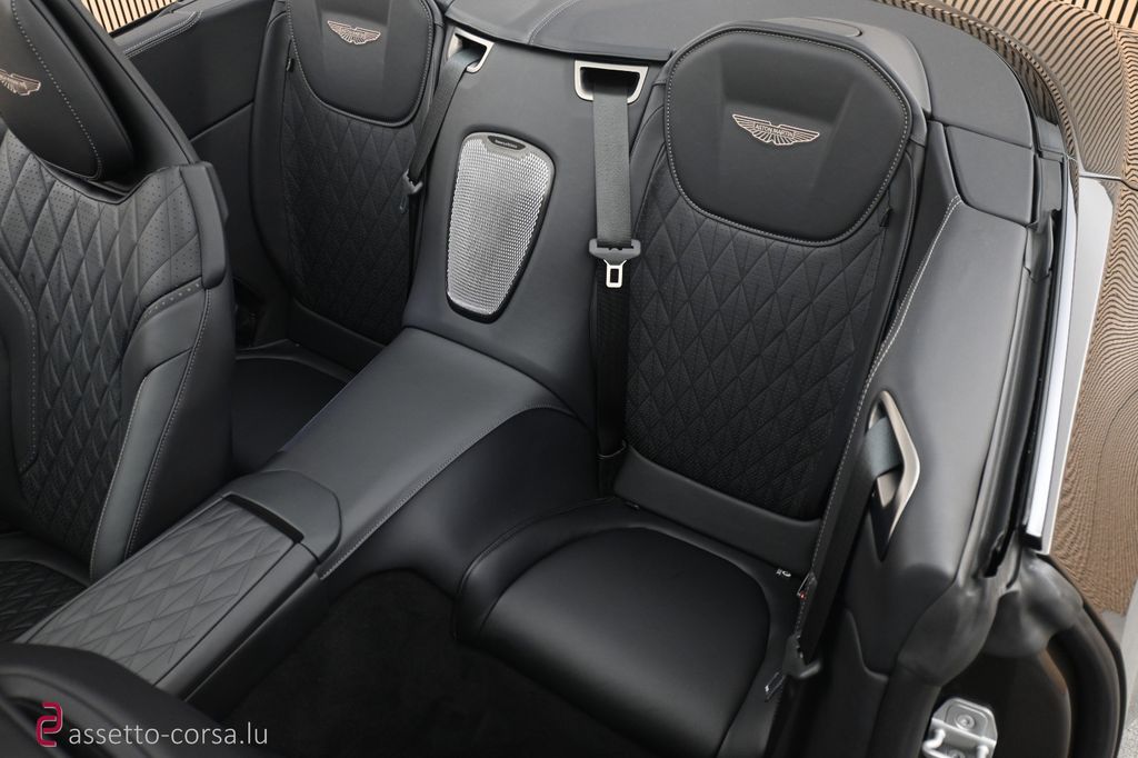 Aston Martin DB12 2025