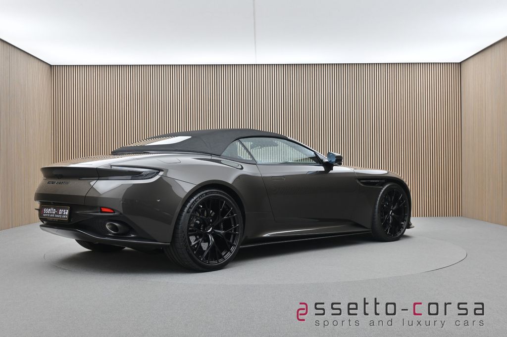 Aston Martin DB12 2025